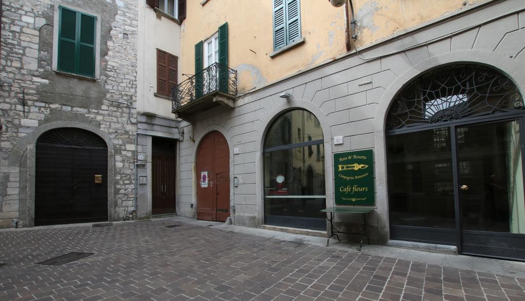 Ancient Courtyard Bonanomi In Como Historic Centre Buitenkant foto